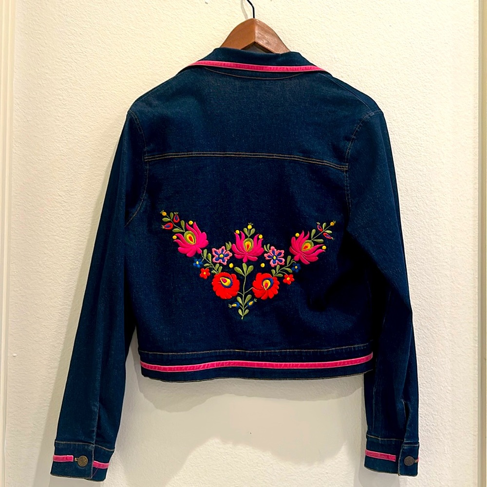 A RARE FIND! Vintage ‘90s Nally & Millie Embroidered Jean Jacket